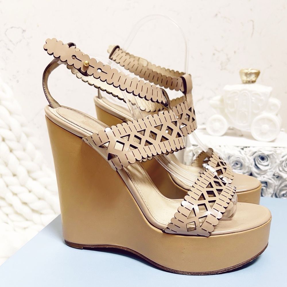 Authentic CHLOE Nude Leather Scalloped / Perforated Sandals / Wedges - Picture 11 of 12
